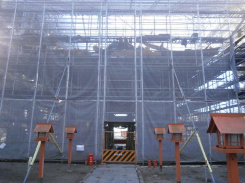 高椅神社修復工事中の楼門小山市