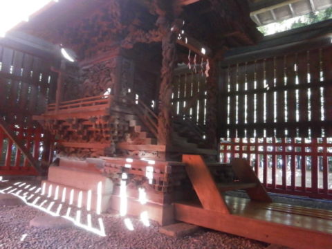 金井神社本殿左側